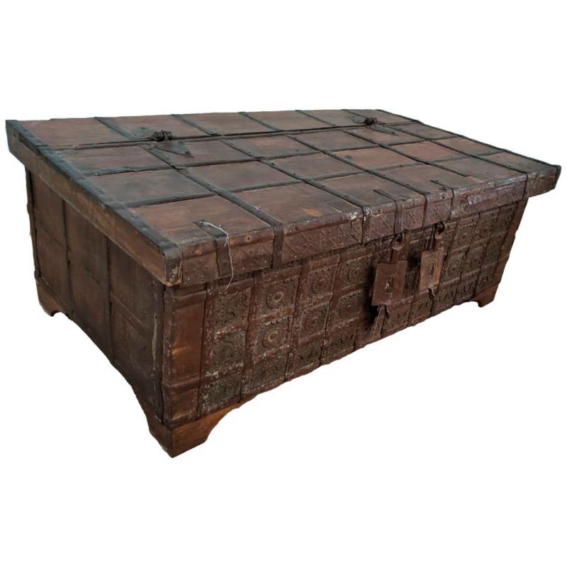 Mesa baul de madera y metal acabado artesanal marron
