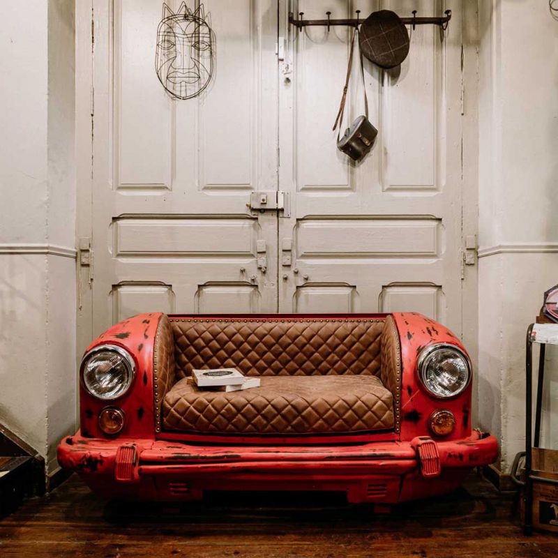 Sofa coche rojo de metal y tapizado